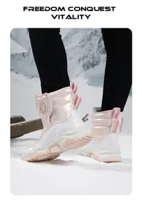 Dettaglio macro di stivali da neve rosa iridescenti per bambini con spessa imbottitura.