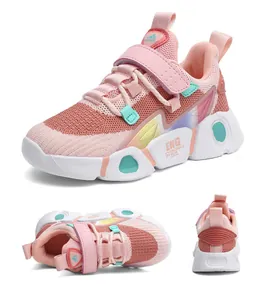 Vues détaillées de chaussures de sport en mesh rose pour enfants avec bandes velcro.