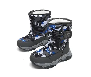 Dettaglio completo degli stivali da neve per bambini con mimetica blu e fodera in pelliccia