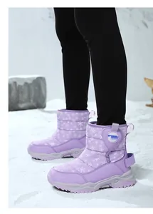 Vue détaillée de bottes de neige violettes pour enfants avec motifs de flocons