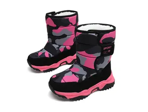 Vista laterale degli stivali da neve mimetici rosa per bambini con fodera in pile