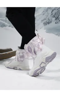 Dettaglio degli stivali da neve viola per bambini in un'ambientazione innevata