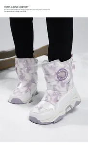 Dettaglio degli stivali da neve per bambini imbottiti in pile con motivo tie-dye viola su neve