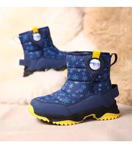 Bottes de neige bleues pour enfants avec motif de flocons et doublure chaude pour l'hiver.