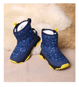 Détail montrant la doublure en peluche et le motif flocon de ces bottes de neige pour enfants.