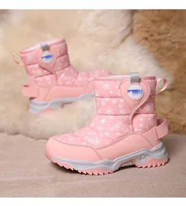 Détail des bottes de neige roses pour enfants avec motif de flocons de neige et doublure chaude