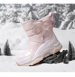 Dettaglio dello stivale da neve rosa per bambini con calda fodera interna spessa