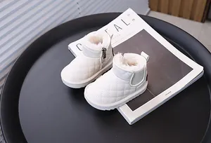 Vue détaillée de bottes de neige matelassées blanches pour enfants avec fausse fourrure