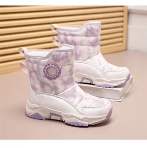 Vista dettagliata di stivali da neve per bambini tie-dye viola con fodera in peluche