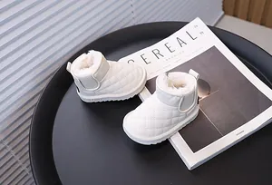 Détail de bottes de neige blanches matelassées et fourrées pour tout-petits, style épuré