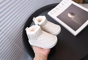 Vue détaillée de bottes de neige matelassées blanches pour enfants avec doublure