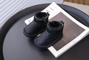 Détail de bottes de neige pour enfants matelassées noires avec doublure en fausse fourrure