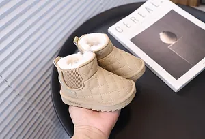Détail rapproché de bottes de neige d'hiver matelassées et fourrées beige pour tout-petits