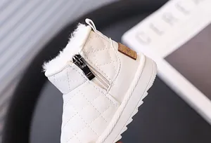 Détail de la botte de neige pour bébé matelassée blanche avec doublure en fourrure