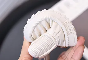 Vue détaillée de la semelle flexible des bottes de neige d'hiver blanches fourrées pour enfants