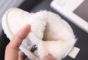 Gros plan détaillé de la doublure en peluche chaude et épaisse des bottes de neige pour bébés.