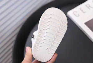 Vue détaillée de la semelle en caoutchouc blanc antidérapante avec motif zigzag pour bottes