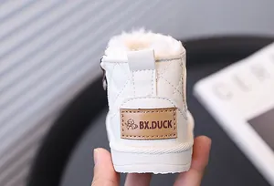 Vue détaillée des bottes de neige matelassées blanches pour enfants avec doublure.