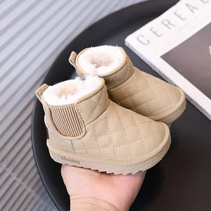 Bottes de neige beiges pour enfants avec doublure en polaire blanche pour chaleur et confort.