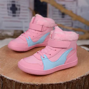 Botas de invierno rosas para niños con forro polar y diseño de caña alta para el calor.