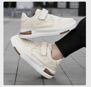 Vista detallada de zapatillas de cuero para niños en color blanco crema con velcro