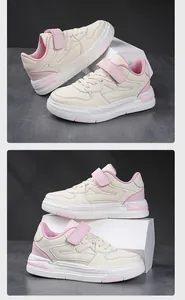 Vista detallada de zapatillas de cuero rosa y beige para niños con correas de velcro