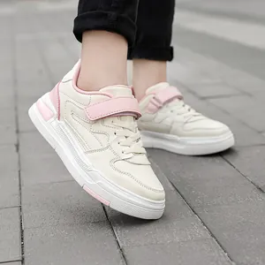 Zapatillas deportivas infantiles color marfil y rosa con velcro y suela gruesa
