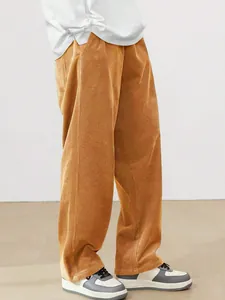 Détail d'un pantalon décontracté en velours côtelé marron pour homme.