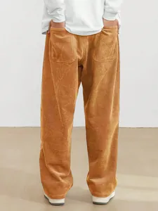 Vue arrière du pantalon décontracté en velours côtelé pour homme, style rétro et tendance