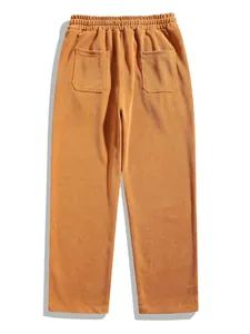Vue arrière d'un pantalon en velours côtelé jaune moutarde pour homme avec poches
