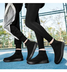 Detailansicht atmungsaktiver schwarzer Flyknit-Sneaker für Paare auf dem Sportplatz