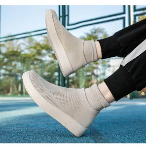 Nahaufnahme der beigen atmungsaktiven Flyknit High-Top-Socken-Sneaker auf blauem Platz