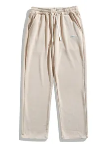 Vue détaillée du pantalon décontracté en velours côtelé beige pour homme