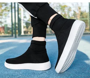 Seitenansicht der schwarzen atmungsaktiven Fly-Knit-Sneaker mit dicken weißen Sohlen