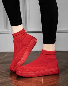 Detaillierte Seitenansicht von roten, atmungsaktiven Fly-Knit High-Top-Sneakern