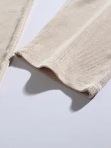 Gros plan détaillé du pantalon en velours côtelé beige pour homme, texture et ourlet
