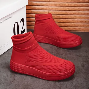 Nahaufnahme von atmungsaktiven roten Fly-Knit Socken-Sneakern für stilvolle Freizeit