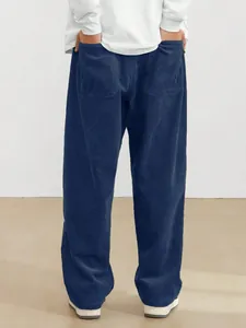 Vue arrière détaillée d'un pantalon décontracté pour homme en velours côtelé bleu