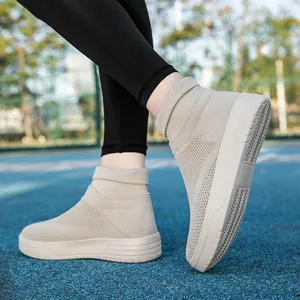 Atmungsaktive beige Fly-Knit High-Top-Sneaker für Sport und Freizeit auf blauem Platz