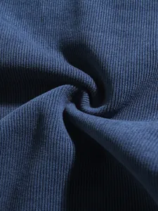Détail macro du tissu en velours côtelé bleu de haute qualité à texture douce