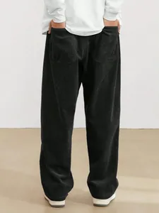 Détail arrière du pantalon en velours côtelé gris foncé pour homme, style vintage