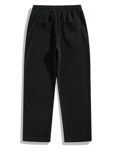 Vue arrière détaillée d'un pantalon décontracté en velours côtelé noir pour hommes avec poches
