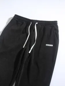 Vue détaillée du pantalon en velours côtelé noir pour homme avec cordon de serrage
