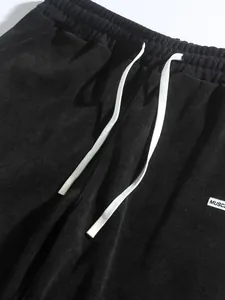 Gros plan détaillé sur un pantalon en velours côtelé noir avec cordon de serrage