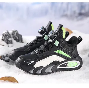 Détail de baskets d'hiver noires pour enfants avec touches vert fluo et doublure polaire