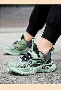Primer plano de zapatillas antideslizantes para niños en verde menta y gris con suela gruesa