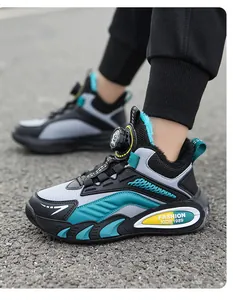 Détail de baskets d'hiver pour enfants doublées en polaire avec boucle rotative de serrage