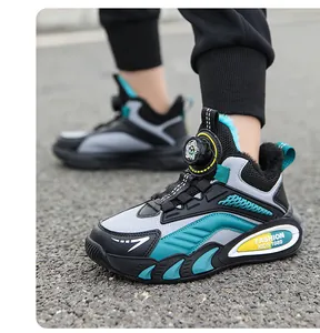 Détail de chaussures de sport d'hiver pour enfants doublées de polaire avec semelles antidérapantes