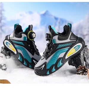 Détail de baskets d'hiver pour enfants doublées de polaire avec fourrure et lacet à cadran