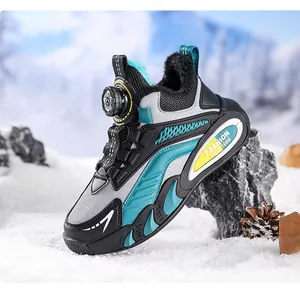 Vue détaillée de baskets d'hiver pour enfants avec doublure chaude et système de laçage